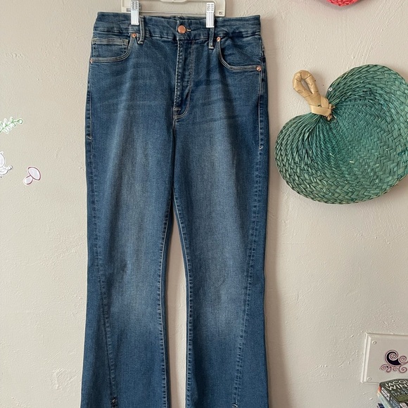 GOOD AMERICAN FLARE JEANS WITH SPLIT ON THE BOTTOM - Picture 1 of 9